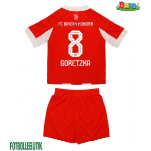 Bayern Munich Leon Goretzka #8 Hemmaställ Barn 2025-26 Kortärmad (+ Korta byxor)